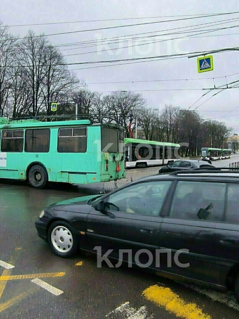 В Калининграде около КГТУ троллейбус перегородил дорогу (фото) - Новости  Калининграда