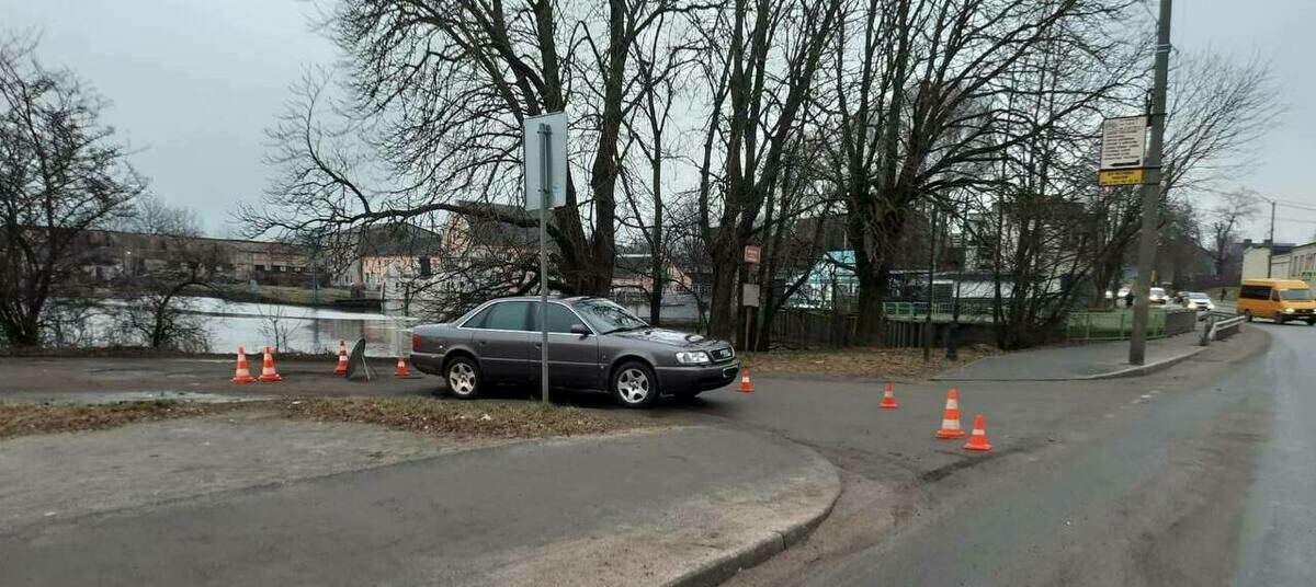 Пдд 8,6 схема. Пдд выезд из двора. Выезд с прилегающей территории. Задачи пдд с подвохом. Выезд с прилегающей территории пдд.