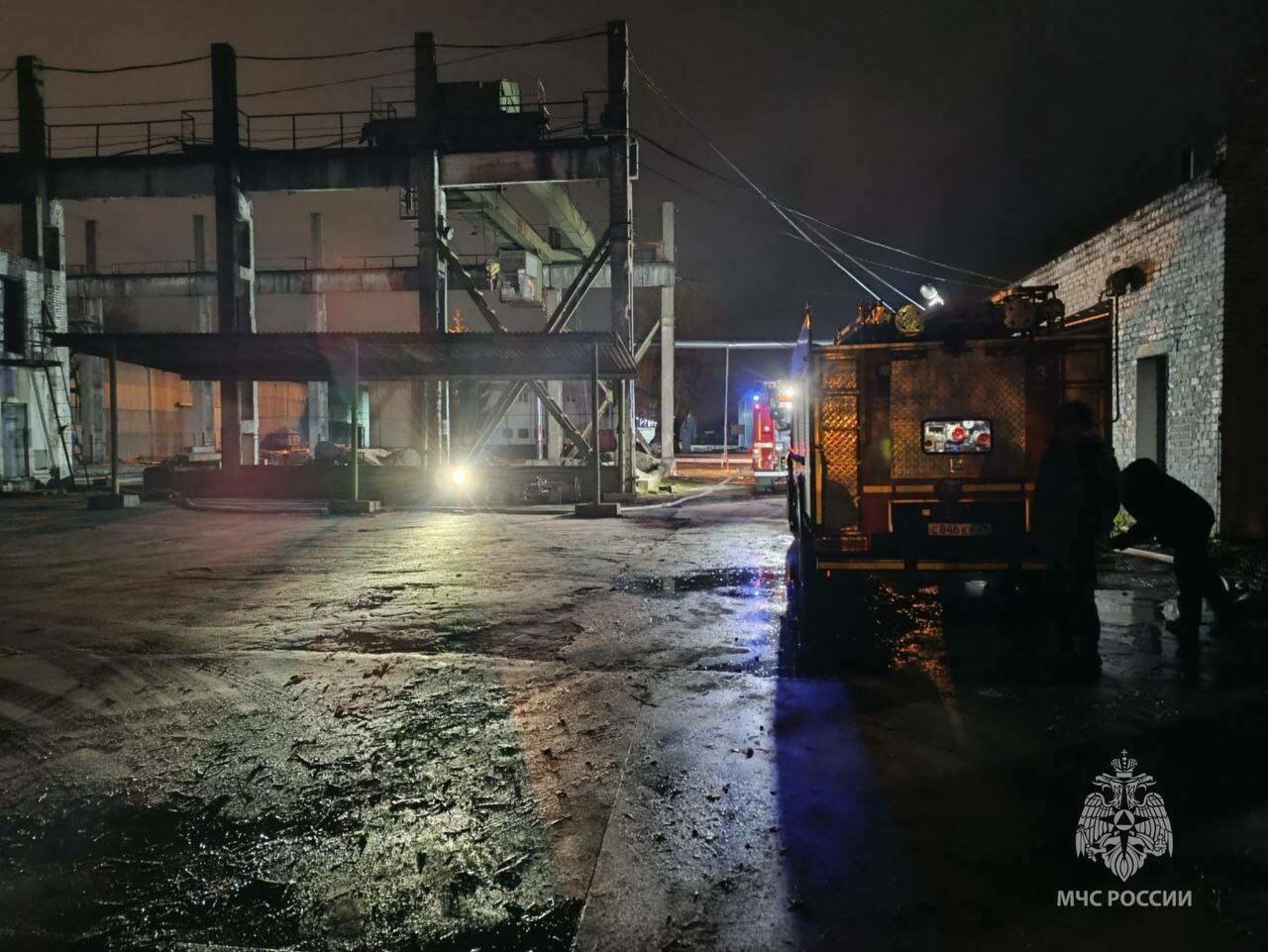 Паллеты, бумага и краска: в МЧС установили причину пожара на территории  «Балтрыбстроя» на Камской (фото) - Новости Калининграда