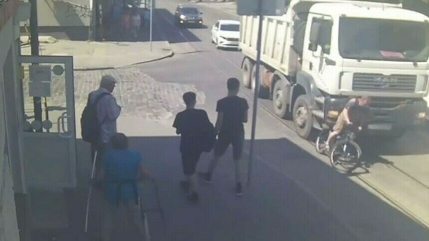 Движение двух велосипедистов. Движение велосипедистов в возрасте. Зависимость x(t). Движение двух велосипедистов. Движение велосипедистов в колонне.