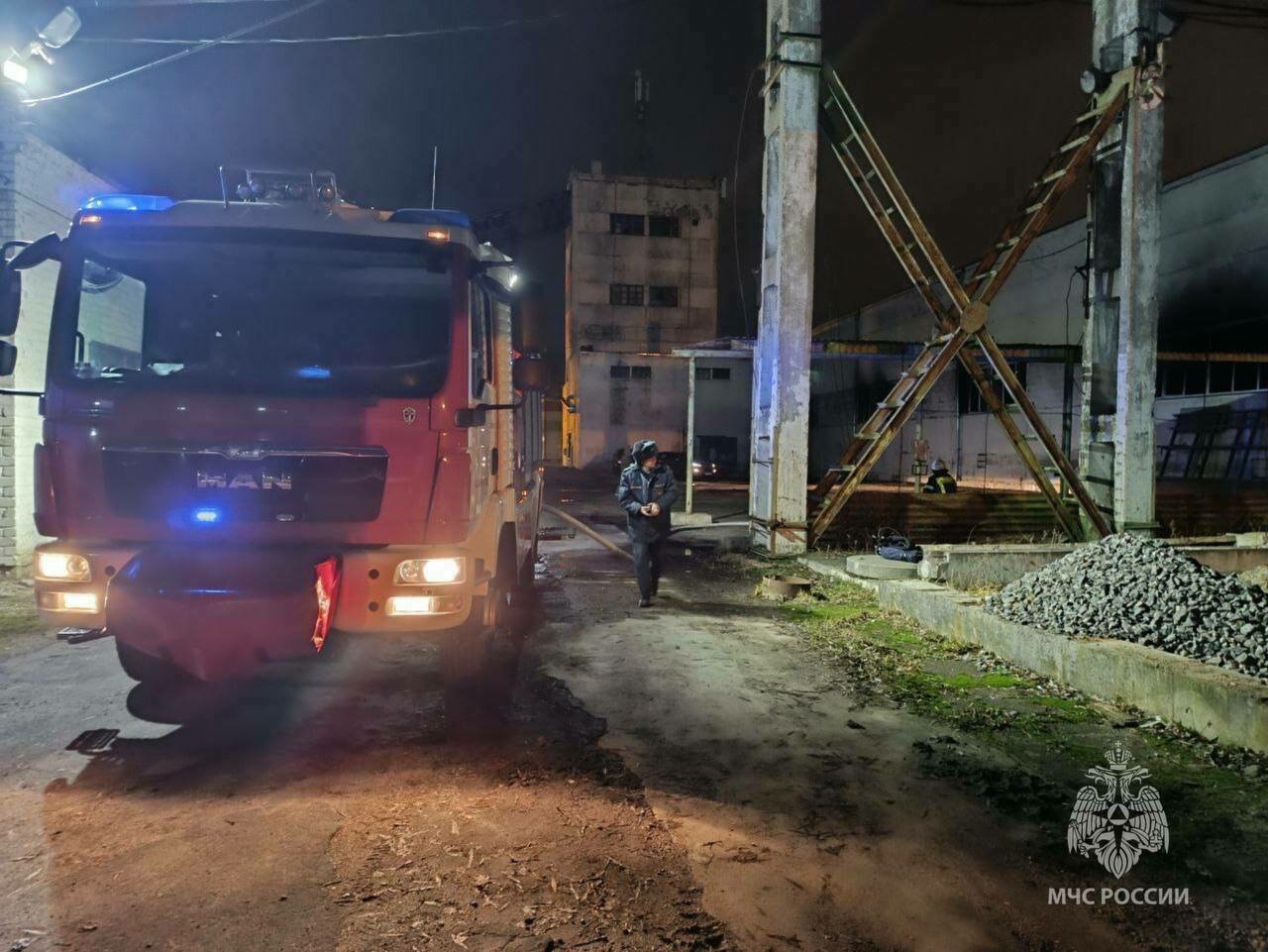 Ночью в Калининграде загорелись склады на ул. Камской, огонь охватил здание  в 100 «квадратов» - Новости Калининграда