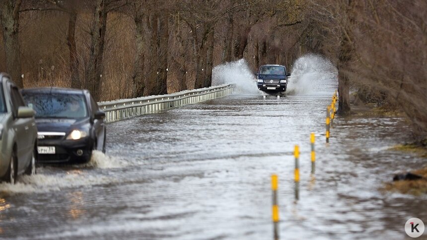 Вода подступает к федеральной трассе у Черняховска, а в Калининграде вновь затопило дорогу в Прегольский (видео) - Новости Калининграда | Фото: Александр Подгорчук / Архив «Клопс»