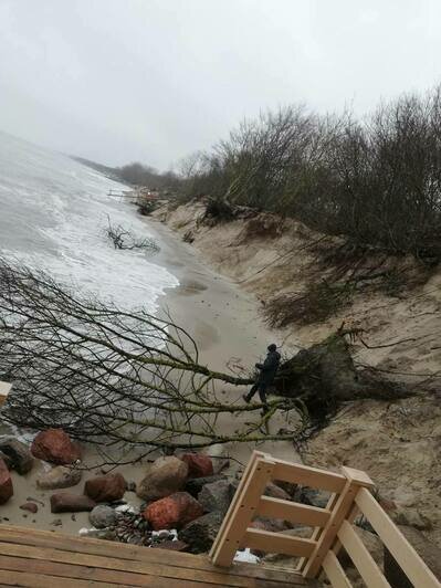 Надвигающийся шторм смыл часть городского пляжа на востоке Зеленоградска (фото)   - Новости Калининграда | Фото: очевидец