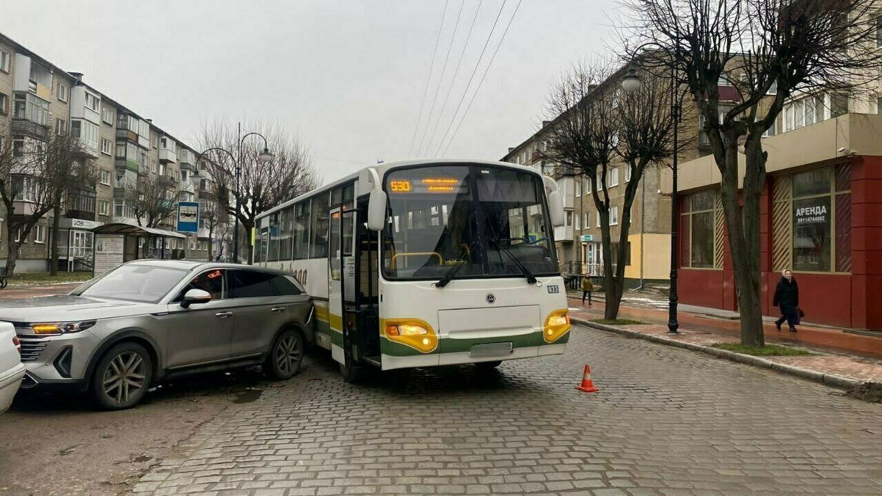 В Черняховске пассажирский автобус врезался в легковушку - Новости  Калининграда