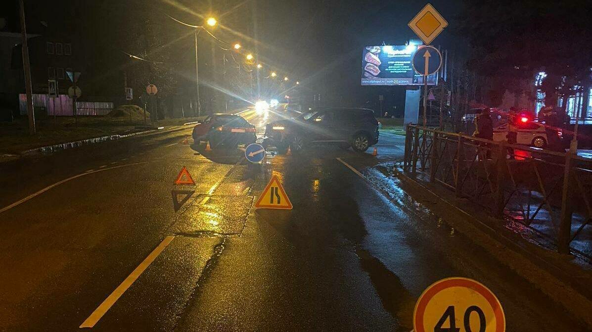 На Суворова два авто не поделили дорогу, внедорожник вытолкнул легковушку  на встречку - Новости Калининграда