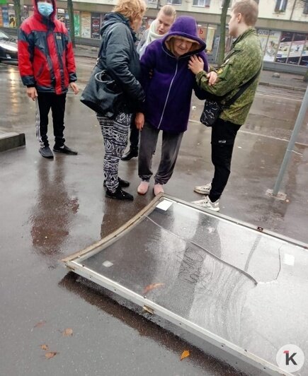 В Калининграде на пенсионерку рухнул рекламный щит с остановки, женщина несколько месяцев не встаёт с койки (фото) - Новости Калининграда