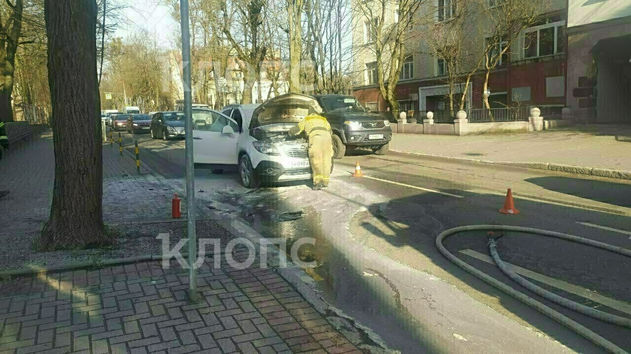 На Комсомольской посреди дороги загорелась машина, на месте работают  пожарные (фото, видео) - Новости Калининграда