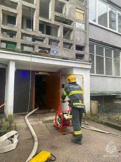 На 9 Апреля загорелась квартира в многоэтажке, пожарным удалось спасти 2 человек (фото) - Новости Калининграда | Фото: МЧС региона