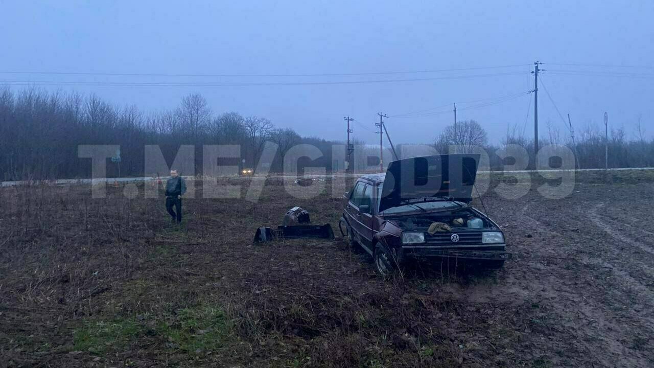 Под Зеленоградском легковушка неудачно повернула и вылетела в поле,  пострадал 75-летний пассажир - Новости Калининграда