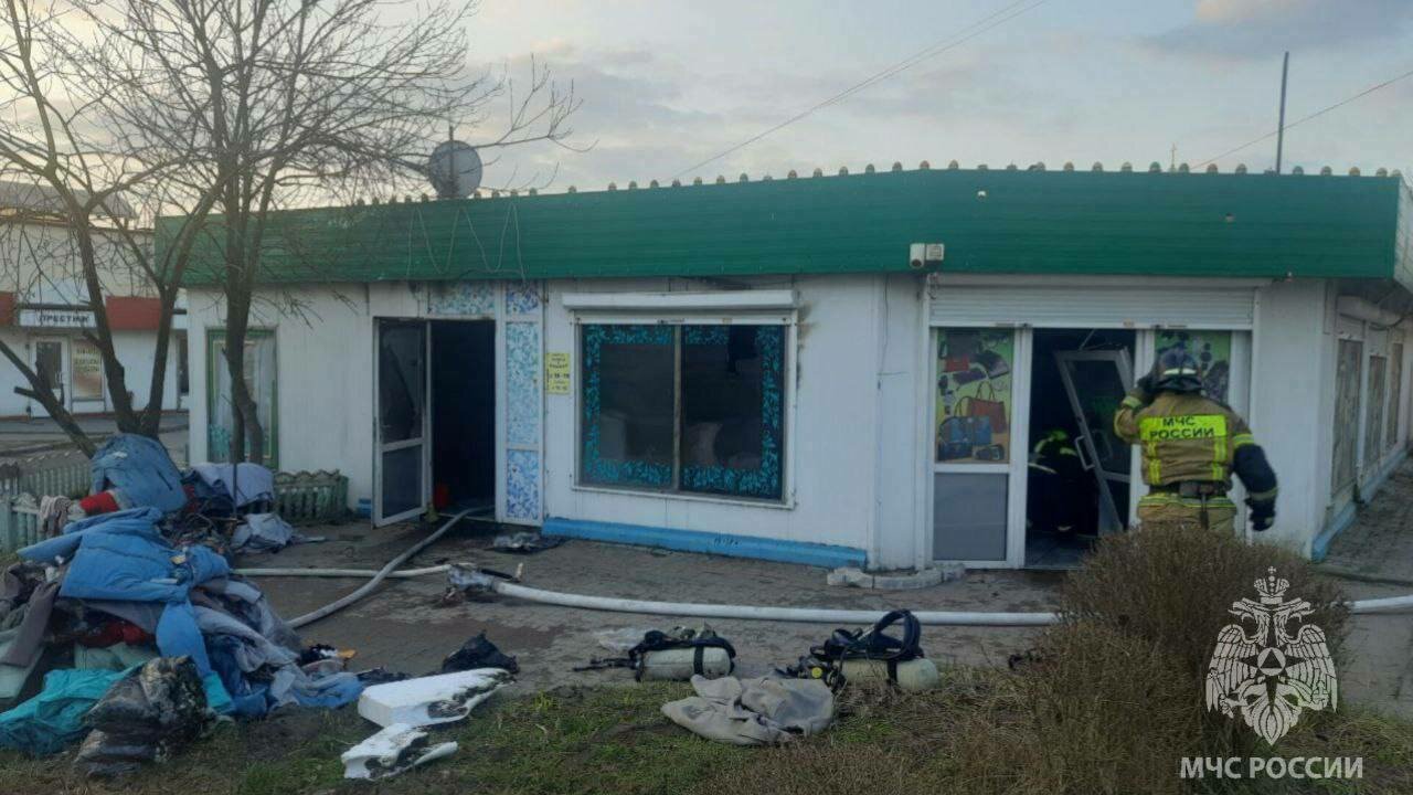 В Балтийске загорелся торговый павильон возле «Поля чудес» (фото, видео) -  Новости Калининграда