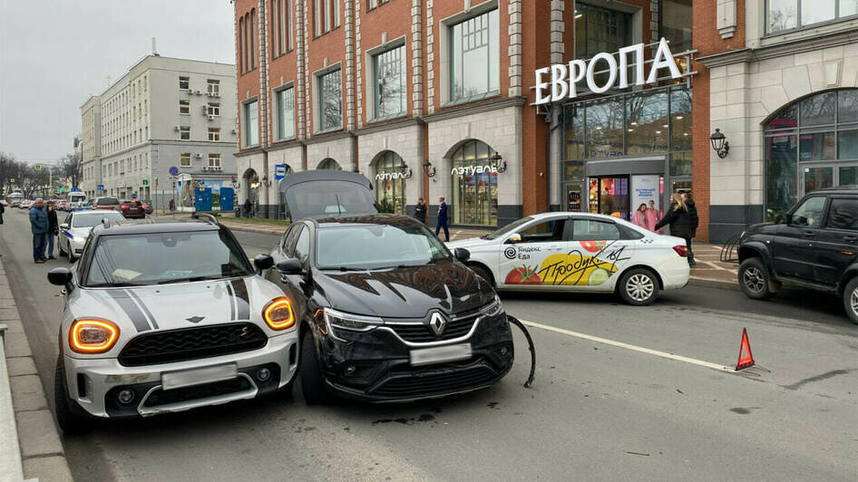 Возле «Европы» две легковушки столкнулись с такси и перекрыли проезд по Гвардейскому проспекту (фото)  - Новости Калининграда | Фото: Александр Подгорчук / «Клопс»