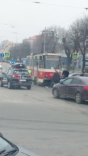 На Дзержинского автомобиль столкнулся с трамваем (фото)    - Новости Калининграда | Фото: трамвайно-троллейбусное сообщество в «ВКонтакте»