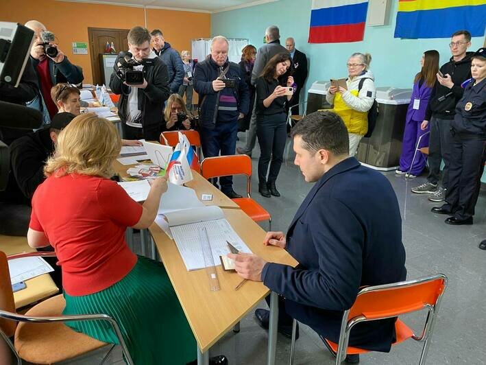 «Нельзя пропускать никогда»: Алиханов проголосовал на выборах президента России  - Новости Калининграда | Фото: «Клопс»