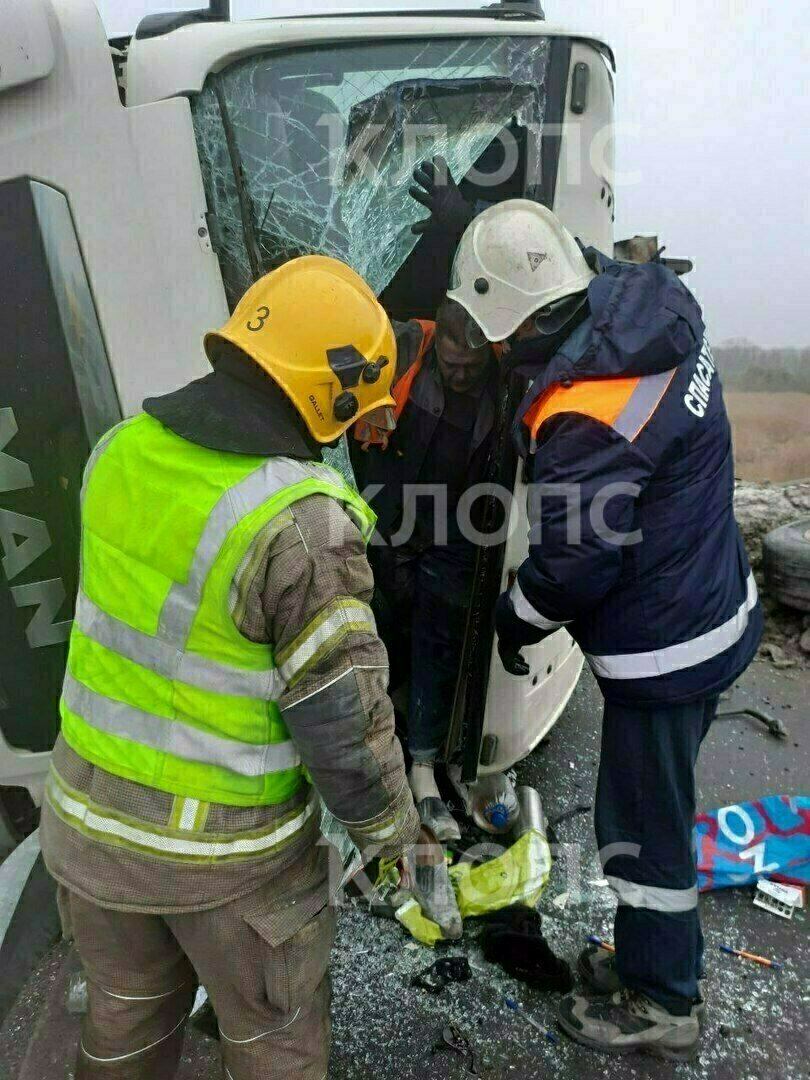 На Восточной эстакаде в Калининграде перевернулся песковоз (фото) - Новости  Калининграда