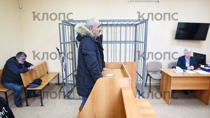 В суд пришёл сам Фаиг и его старший брат  | Фото: Александр Подгорчук / «Клопс»