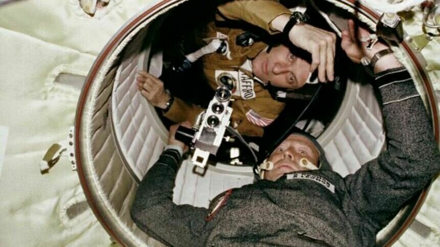 Алексей Леонов (снизу) и Том Стаффорд (сверху) во время стыковки кораблей программы «Союз — Аполлон»  | Фото: НАСА
