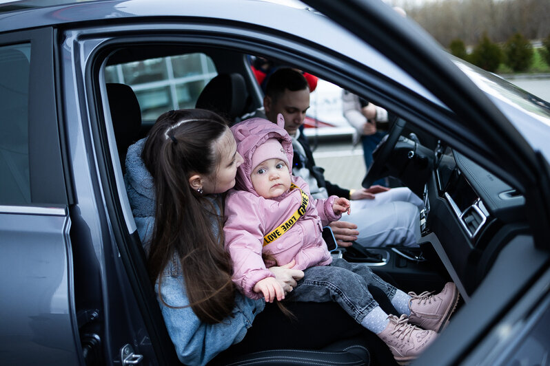 Первый победитель в розыгрыше автомобилей Никита Мелюс с женой и дочерью  | Фото: Александр Подгорчук / «Клопс»