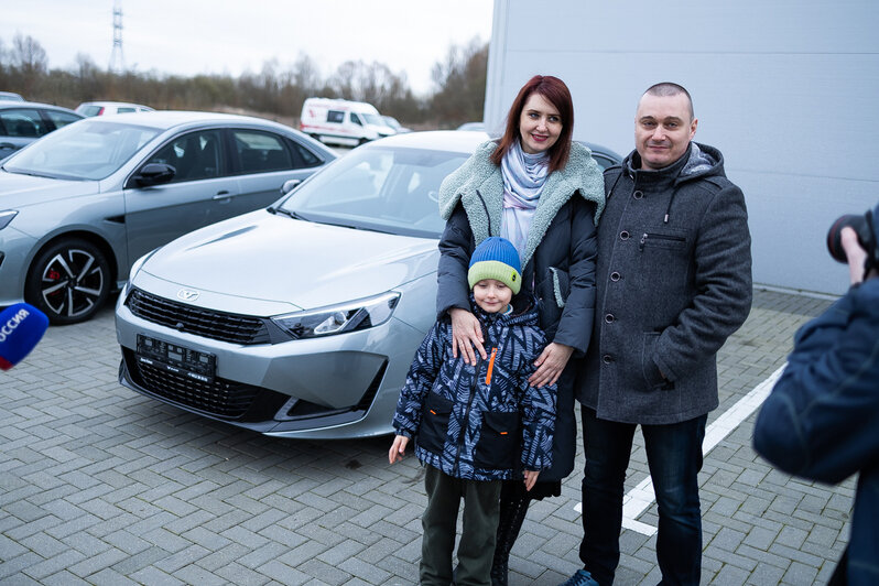 Ольга Ульяненко с мужем и сыном на вручение ключей от машины  | Фото: Александр Подгорчук / «Клопс»