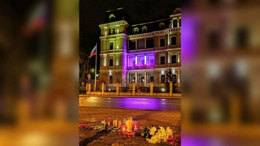 СМИ: в Латвии полиция запретила нести цветы к посольству России в память о погибших в «Крокусе»    - Новости Калининграда | Фото: телеграм-канал RT на русском
