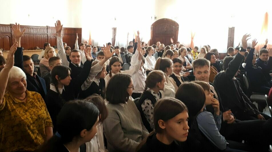 Урок мужества в гимназии №2 г. Черняховска. Участники викторины, правильно ответившие на вопросы, поедут на экскурсию по памятным местам разведгруппы «Джек».