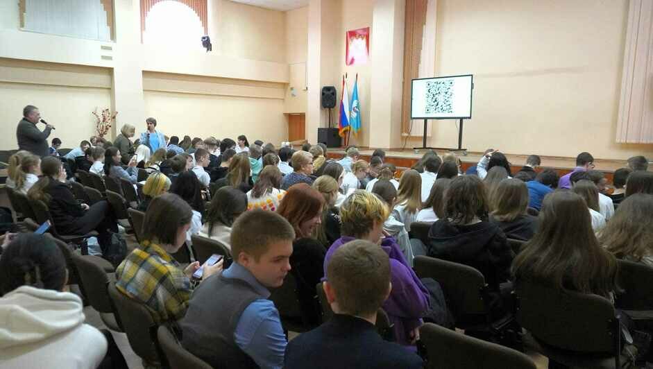 Урок мужества в школе №56 г. Калининграда. Началась онлайн-викторина, по результатам которой 30 школьников поедут на экскурсию по памятным местам разведгруппы «Джек».