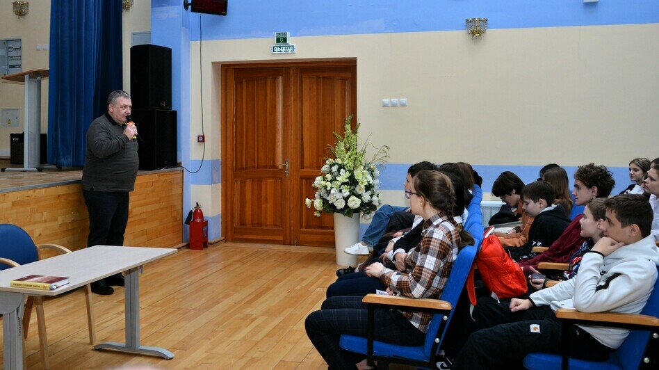Урок мужества в школе г. Зеленоградска. Директор фонда «Исток» Виктор Медведев приветствует участников.