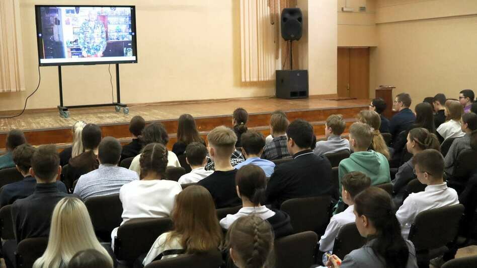 Урок мужества в школе №56 г. Калининграда. Ученики смотрят видеообращение к ним Геннадия Юшкевича — члена разведгруппы «Джек»
