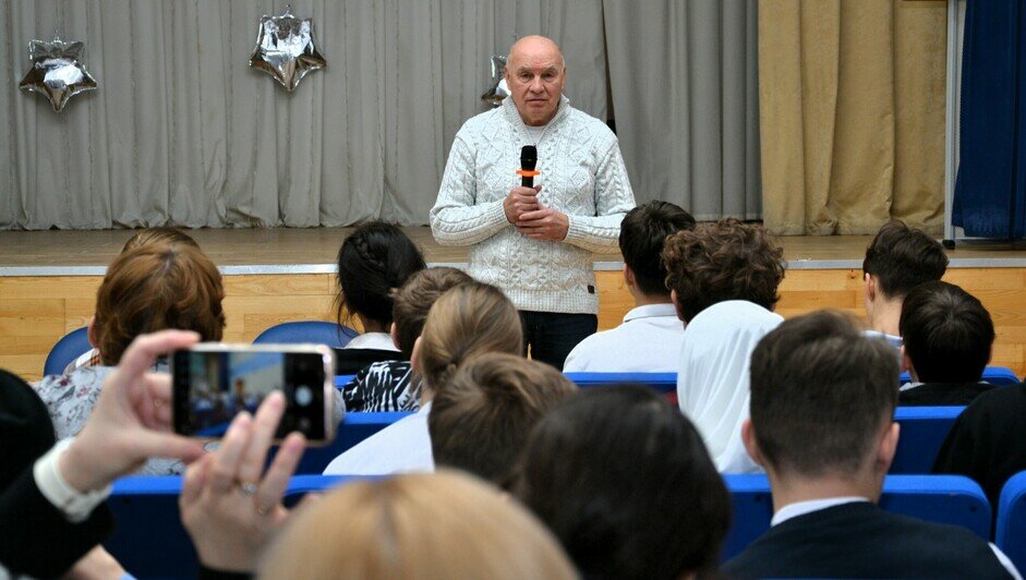 Урок мужества в школе г. Зеленоградска. Ветеран военной разведки гвардии полковник С. В. Серёжкин отвечает на вопросы участников.