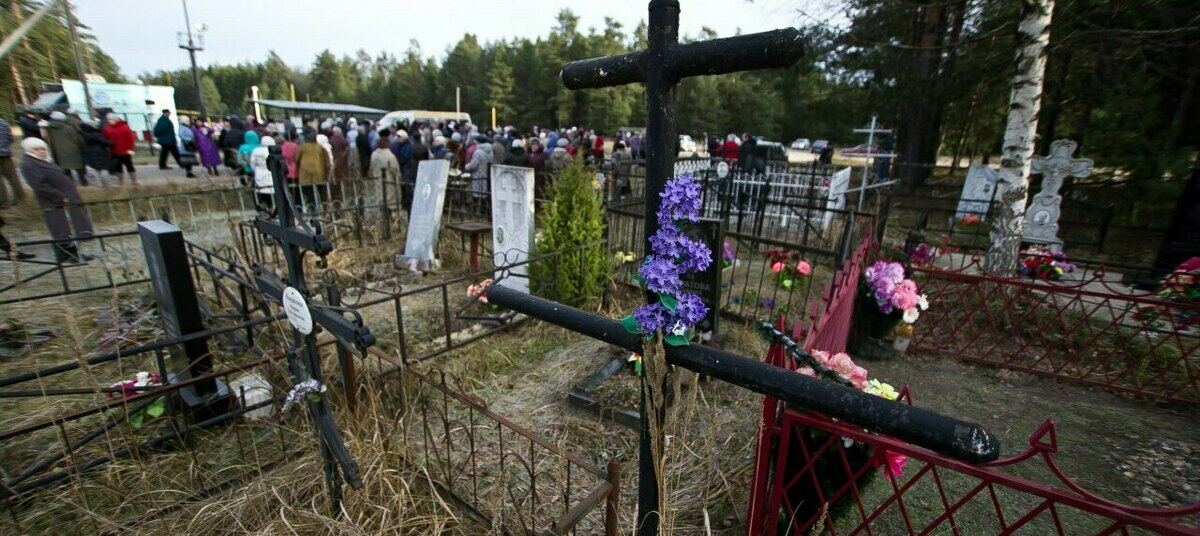 посетители кладбища. еда на кладбище. когда идут на кладбище. странные могилы июль. кладбище ашиян.