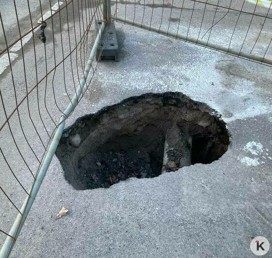В Калининграде почти три недели не могут заделать метровую яму на Каштановой Аллее (фото) - Новости Калининграда | Фото: «Клопс»