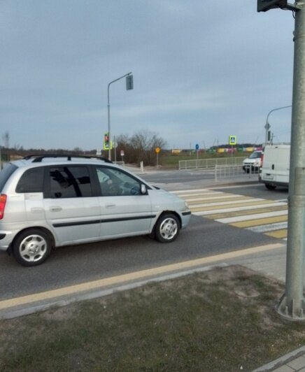 Калининградец 15 минут не мог перейти через оживлённое шоссе из-за сломанной кнопки светофора - Новости Калининграда | Фото читателя