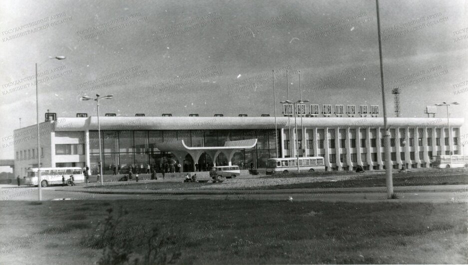 «Здание аэропорта Храброво. Центральный вход». Фотограф Ю.Махановский. 1980 г.