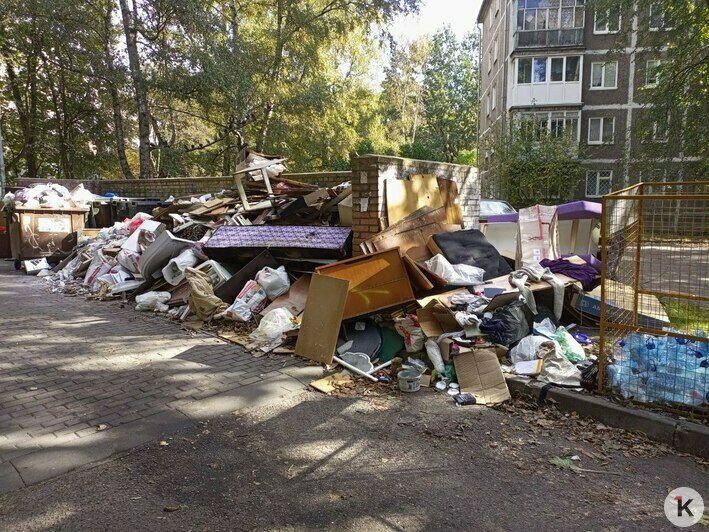 Крупногабаритный мусор складируют рядом с помойкой | Фото: жилец дома