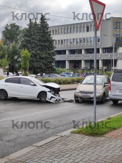 «У белого всю морду помяло»: в Калининграде около Дома Профсоюзов столкнулись два седана (фото)  - Новости Калининграда | Фото: очевидец 