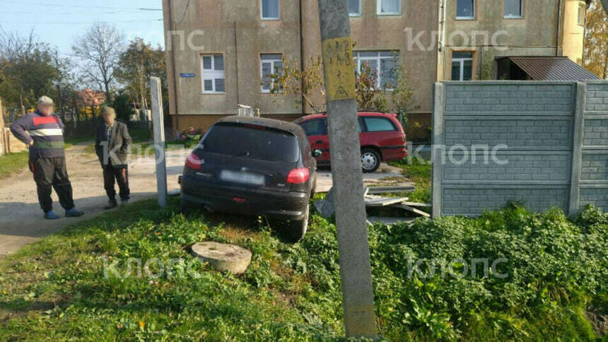 В Гурьевском районе легковушка протаранила бетонный забор (фото) - Новости Калининграда | Фото: «Клопс»