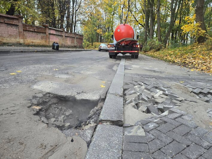 На Галицкого из-за аварии на теплосетях появилась новая река (фото)  - Новости Калининграда | Фото: телеграм-канал главы администрации Елены Дятловой