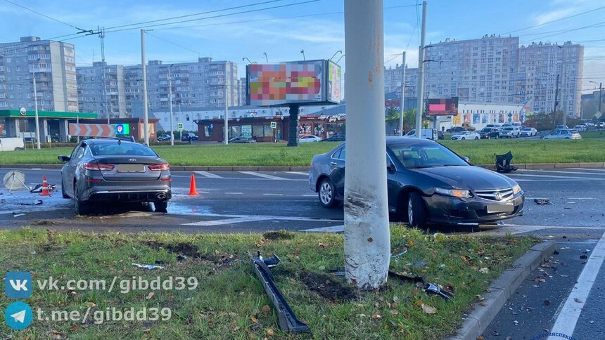 На Гайдара седан влетел в фонарь и задел другой автомобиль, одного из водителей госпитализировали   - Новости Калининграда | Фото: ГАИ Калининградской области 