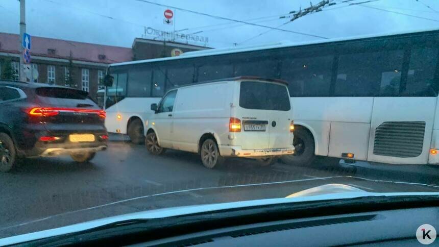 Снова те же грабли: на Южном вокзале столкнулись легковушка и автобус, трамваи временно перезапустили - Новости Калининграда | Фото очевидца