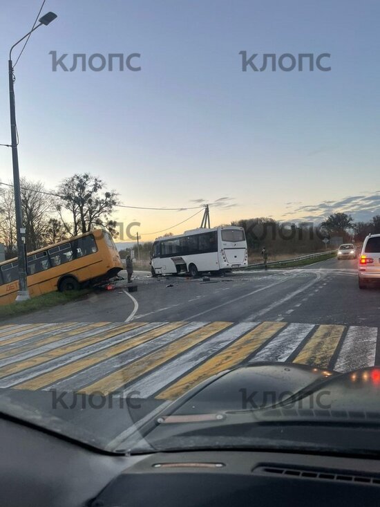 В посёлке Высокое на повороте столкнулись два автобуса: школьный улетел в кювет (фото) - Новости Калининграда | Фото: очевидец 