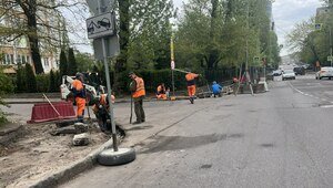 «Проехать можно, а вот пройти...»: калининградцы жалуются, что из-за ремонта тротуара, вынуждены шнырять между машинами и ковшами экскаваторов
