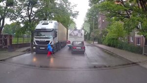 «Ещё чуть-чуть и раздавило бы в лепёшку»: на Вагоностроительной ребёнок на самокате чудом не попал под колёса фуры (видео)
