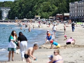 Фото дня: в первый солнечный день отдыхающие облюбовали пляж Пионерского