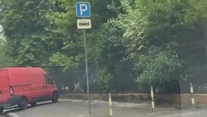 Так парковка это или тротуар: за Драмтеатром эвакуировали легковушку, водитель хочет оспорить решение в суде