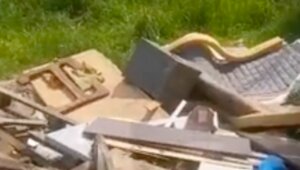 Свалил кучу мусора на газон и уехал: в Калининграде на улице Ульяны Громовой мужчина решил не пользоваться кеской