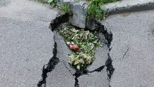 Местные не скрывают эмоций: в Калининграде неподалёку от Горького стала проваливаться дорога (фото)