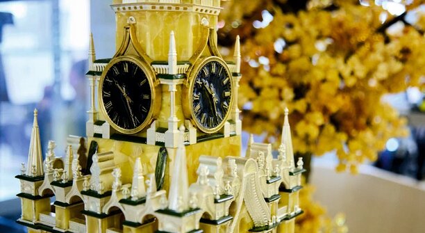 Калининградский янтарный комбинат сделал мини-версию главной башни Московского Кремля (фото) 