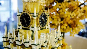 Калининградский янтарный комбинат сделал мини-версию главной башни Московского Кремля (фото) 