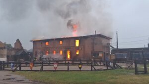 Пожар в замке Шаакен под Калининградом тушили семь машин (фото, видео)