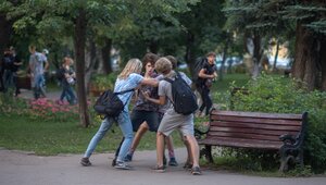«Меня отец отмажет»: у «Эпицентра» подростки отобрали у сверстника новый айфон, на который парень заработал сам