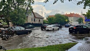 Буйство стихии: в Калининграде во время ливня чуть не ушли под воду несколько улиц